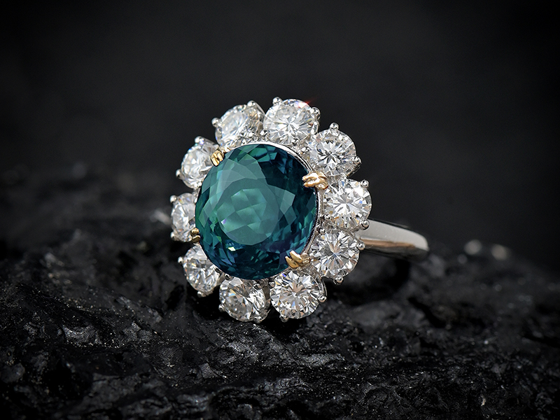 Gemstone jewellery auction online